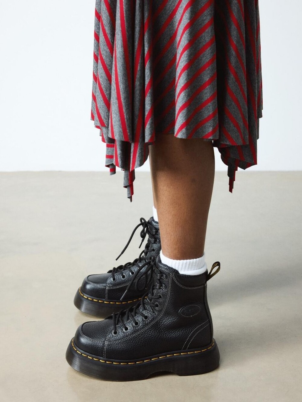 Dr. Martens Buzz 8-Eye Boots Black Leather - Picture 2 of 5